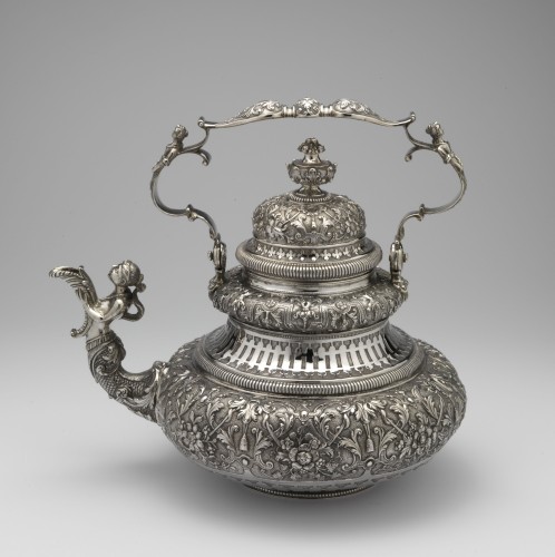 Zilveren theeketel, peervormig lichaam met gedreven Daniël Marot-decoratie